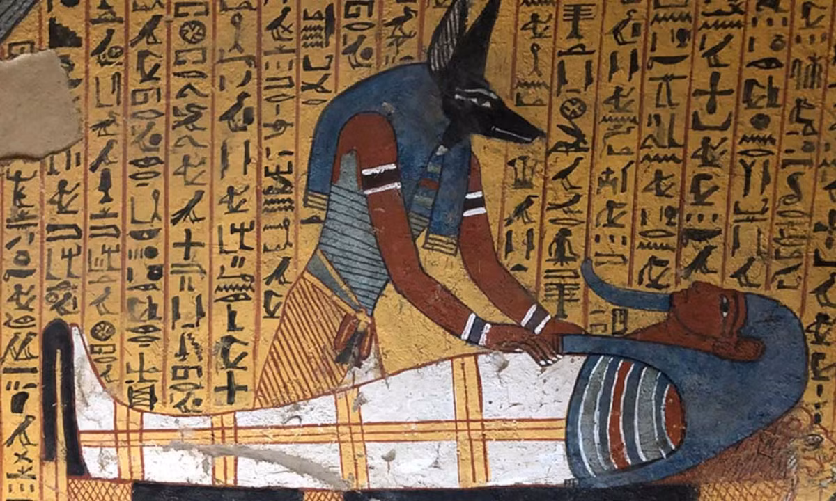 Sau 35 ngày, các thầy tu sẽ đổ nước hoa và phủ lên cơ thể một lớp nhựa thông để làm kín, sau đó xoa bóp cơ thể bằng hỗn hợp sáp có chứa dầu tuyết tùng. Tiếp theo, một miếng kim loại có hình mắt của Horus được đặt lên vết rạch ở bụng của xác ướp.