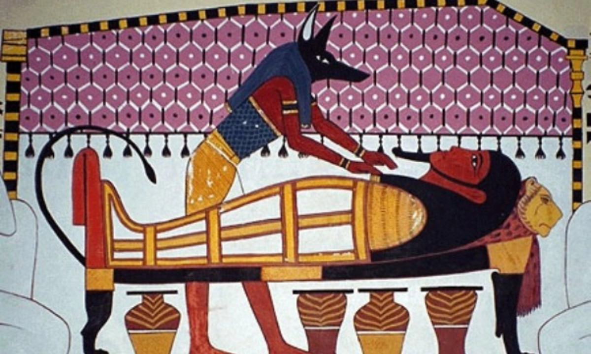 Sau đó, các cơ quan như dạ dày, gan, phổi và ruột sẽ được lấy ra khỏi xác ướp thông qua một vết rạch nhỏ ở bên trái bụng. Chỉ có trái tim sẽ được giữ bên trong cơ thể vì người Ai Cập cổ đại tin rằng trái tim chứa đựng ý thức và tính cách của con người. Tuy nhiên, theo thống kê, chỉ có khoảng 25% số xác ướp được phát hiện vẫn còn tim bên trong.