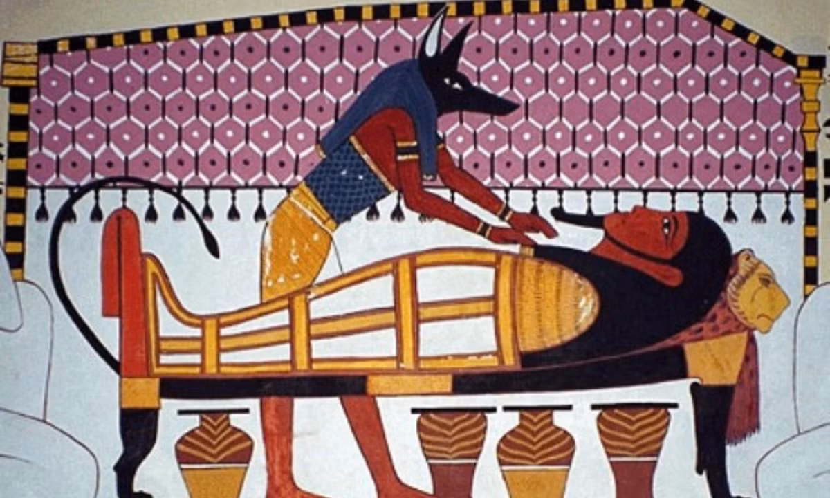 Sau đó, các cơ quan như dạ dày, gan, phổi và ruột sẽ được lấy ra khỏi xác ướp thông qua một vết rạch nhỏ ở bên trái bụng. Chỉ có trái tim sẽ được giữ bên trong cơ thể vì người Ai Cập cổ đại tin rằng trái tim chứa đựng ý thức và tính cách của con người. Tuy nhiên, theo thống kê, chỉ có khoảng 25% số xác ướp được phát hiện vẫn còn tim bên trong.