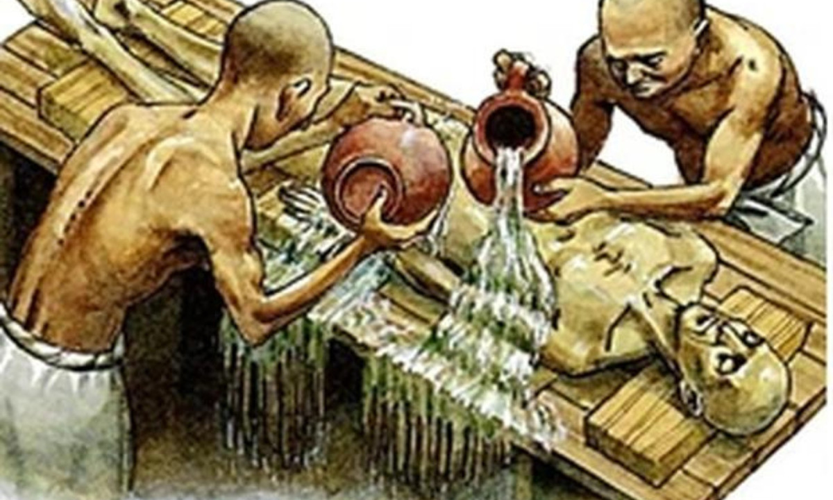 2. Xác ướp sẽ được làm sạch bằng nước sông Nile: bước tiếp theo, bên trong xác chết sẽ được rửa sạch bằng cồn và dầu thơm. Các bộ phận khác nhau sẽ sử dụng các vật liệu và phương pháp khác nhau để làm sạch. Với một hộp sọ rỗng, nhựa cây sẽ được đổ vào qua mũi. 