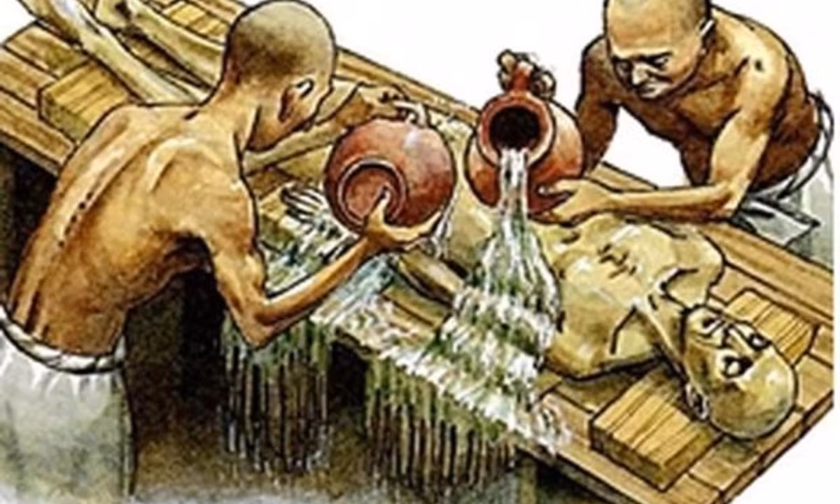 2. Xác ướp sẽ được làm sạch bằng nước sông Nile: bước tiếp theo, bên trong xác chết sẽ được rửa sạch bằng cồn và dầu thơm. Các bộ phận khác nhau sẽ sử dụng các vật liệu và phương pháp khác nhau để làm sạch. Với một hộp sọ rỗng, nhựa cây sẽ được đổ vào qua mũi. 