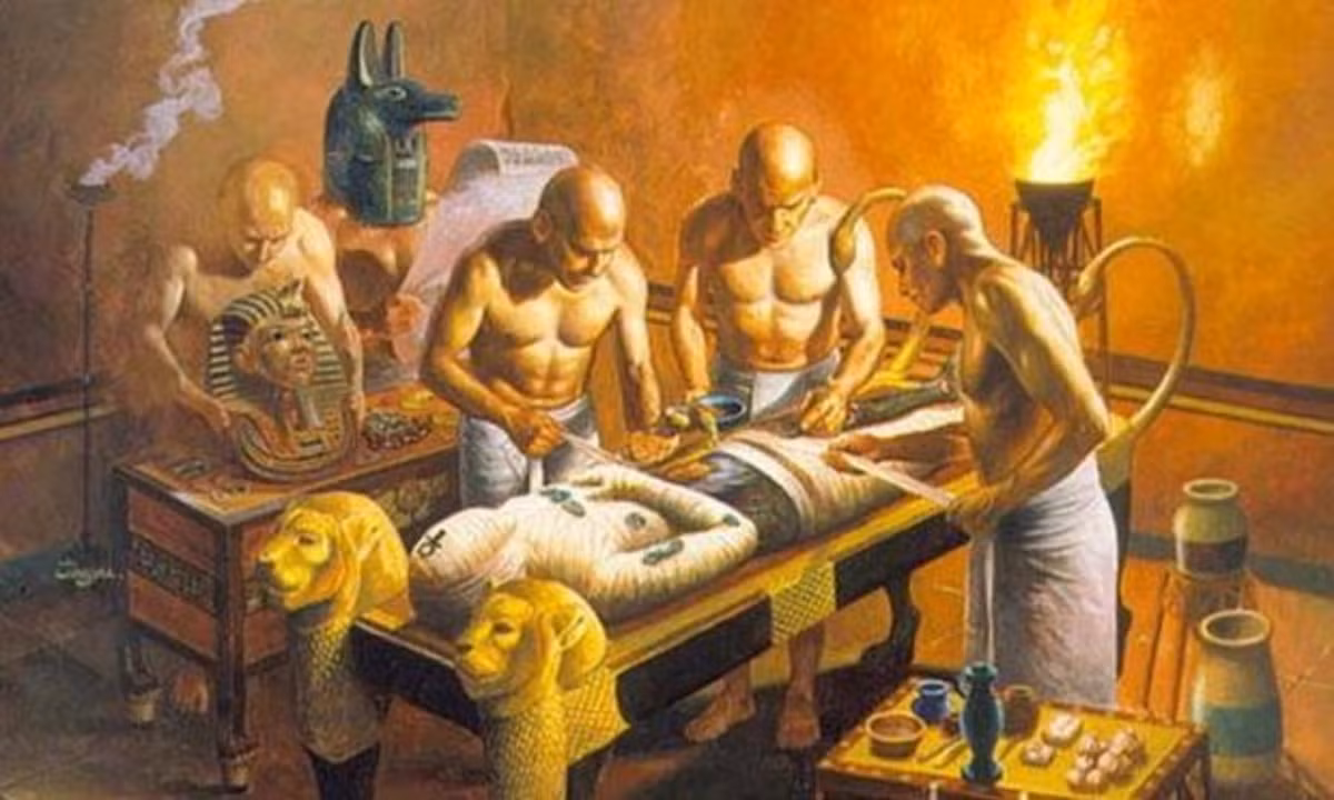 Theo các nhà khảo cổ học, thuật ướp xác bắt đầu vào khoảng thời gian 2.600 năm trước Công nguyên (TCN) tại Ai Cập, và ban đầu, chỉ các pharaoh - người trị vì vương quốc mới được phép ướp xác. 