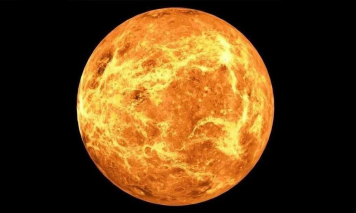 Đầu tiên, như đa số các nhà khoa học thường nghĩ, hành tinh này đã đảo ngược trục quay 180 độ. Sự vận động hỗn độn của tầng khí quyển trên hành tinh khiến trục quay của nó nhích dần rồi đảo ngược hẳn. (Nguồn: Vạn Điều Hay) 