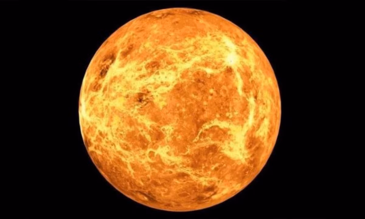 Đầu tiên, như đa số các nhà khoa học thường nghĩ, hành tinh này đã đảo ngược trục quay 180 độ. Sự vận động hỗn độn của tầng khí quyển trên hành tinh khiến trục quay của nó nhích dần rồi đảo ngược hẳn. (Nguồn: Vạn Điều Hay) 