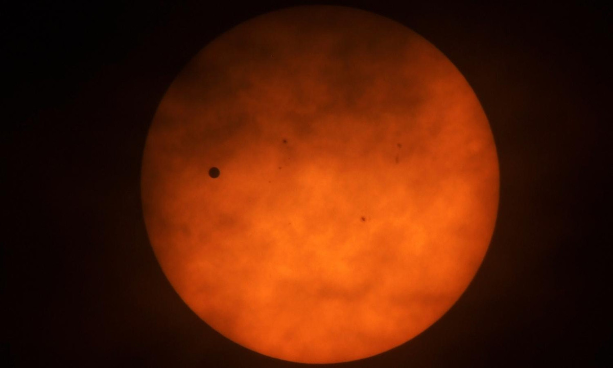 Hai nhà nghiên cứu Alexander Coreia và Jacques Laskar thuộc trung tâm ENRS (Pháp), cho rằng: ban đầu hành tinh này có trục quay rất nghiêng. Theo họ, có ít nhất hai cách giải thích sự thay đổi chiều quay này. (Nguồn: internet)