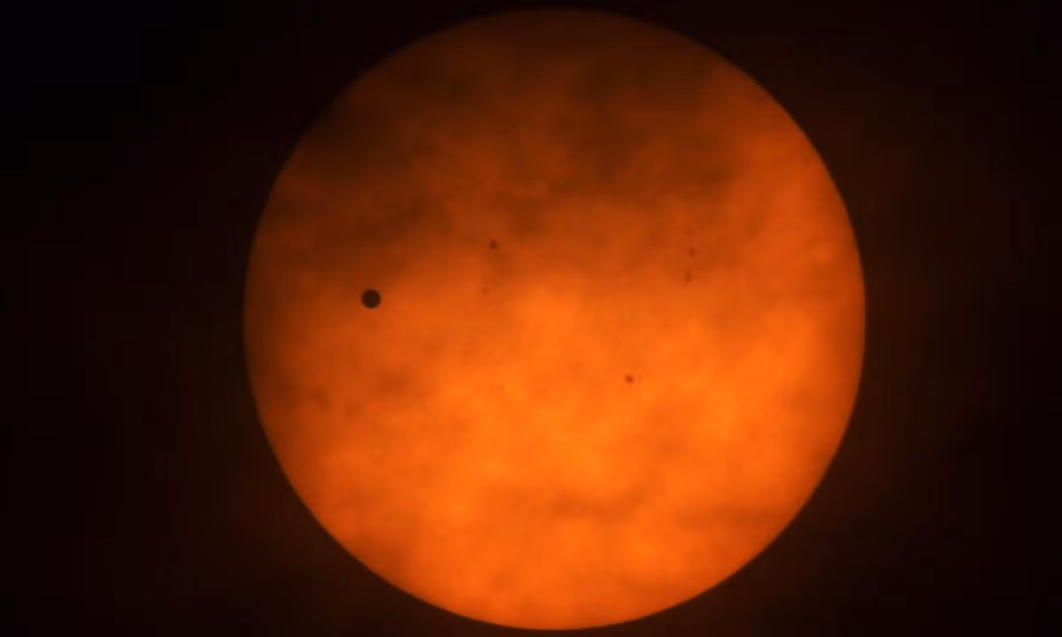 Hai nhà nghiên cứu Alexander Coreia và Jacques Laskar thuộc trung tâm ENRS (Pháp), cho rằng: ban đầu hành tinh này có trục quay rất nghiêng. Theo họ, có ít nhất hai cách giải thích sự thay đổi chiều quay này. (Nguồn: internet)