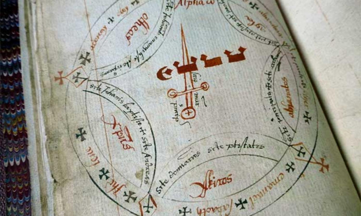 Cuốn sách là một câu đố hóc búa với trên 40.000 chữ bao trùm các trang của nó, nhưng chúng được sắp xếp theo một cách thức khó hiểu. (Nguồn: ren.tv)