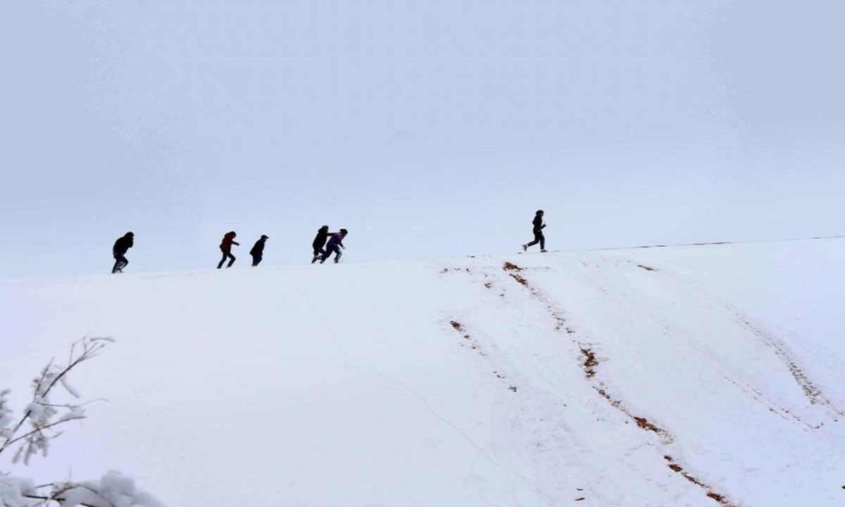 Tuyết bắt đầu rơi ngay trước Giáng sinh năm 2017, khi những bông tuyết lác đác rơi xuống nền cát đỏ của sa mạc nóng nhất thế giới lần đầu tiên trong gần 4 thập kỷ qua. (Nguồn: Geoff Robinson Photography)
