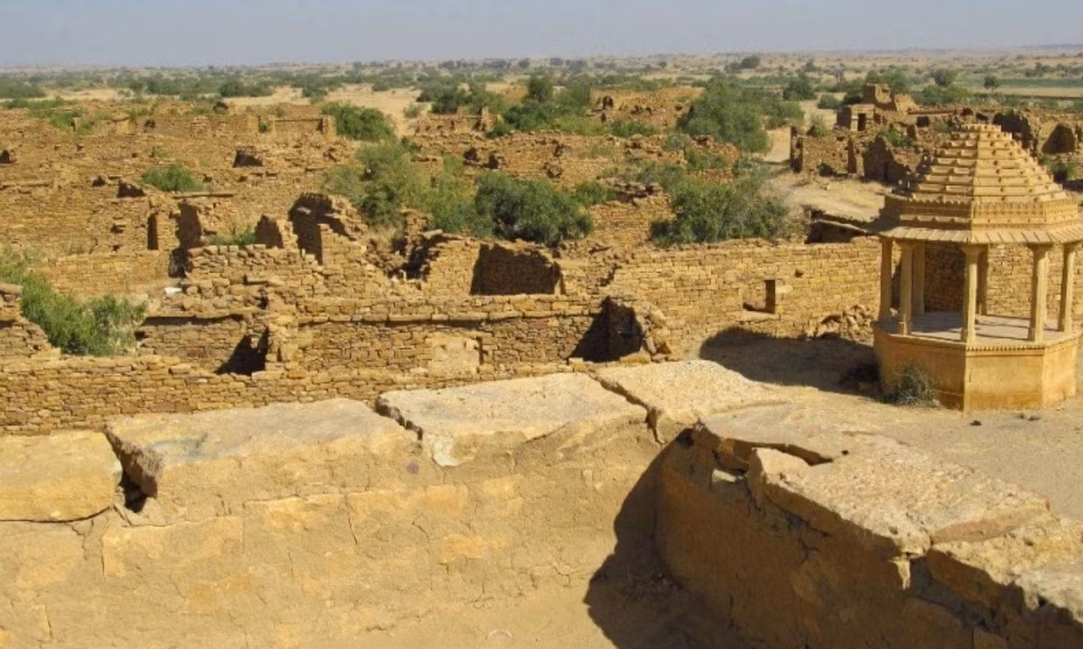 7. Thung lũng ma của Kuldhara: là một ngôi làng sầm uất với số lượng cư dân lên đến 1.500 người. Chỉ sau một đêm rất dài cách đây 200 năm trước, ngôi làng bỗng chốc không còn lấy một bóng người. Điều lạ lùng nhất là không ai trông thấy họ đã di chuyển trong đêm định mệnh ấy. (Nguồn: tinhhoa.net)