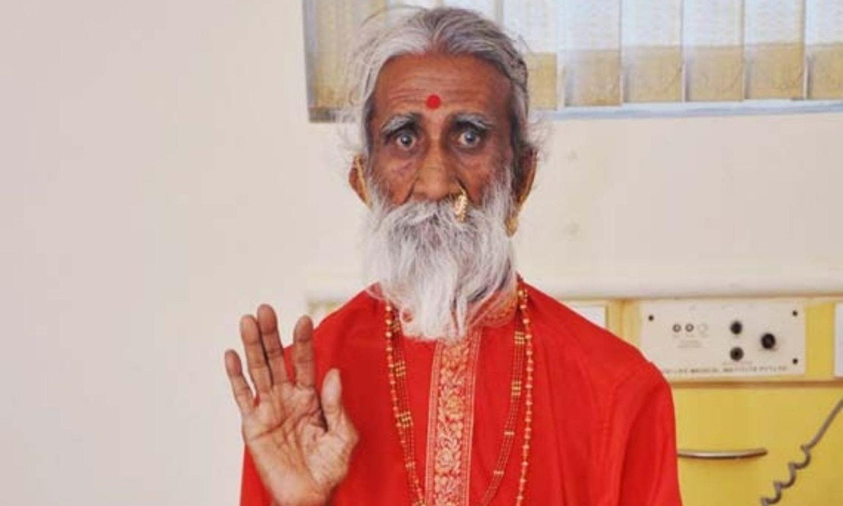 11. Người thực hành yoga sống mà không cần gì: một người đàn ông Ấn Độ có tên là Prader Jani, đã ròng rã 68 năm không cần ăn bất cứ thức ăn hay thức uống nào, cũng không phải đi vệ sinh. Hiện nay các nhà khoa học vẫn không thể giải thích nổi hiện tượng này. (Nguồn: tinhhoa.net) 