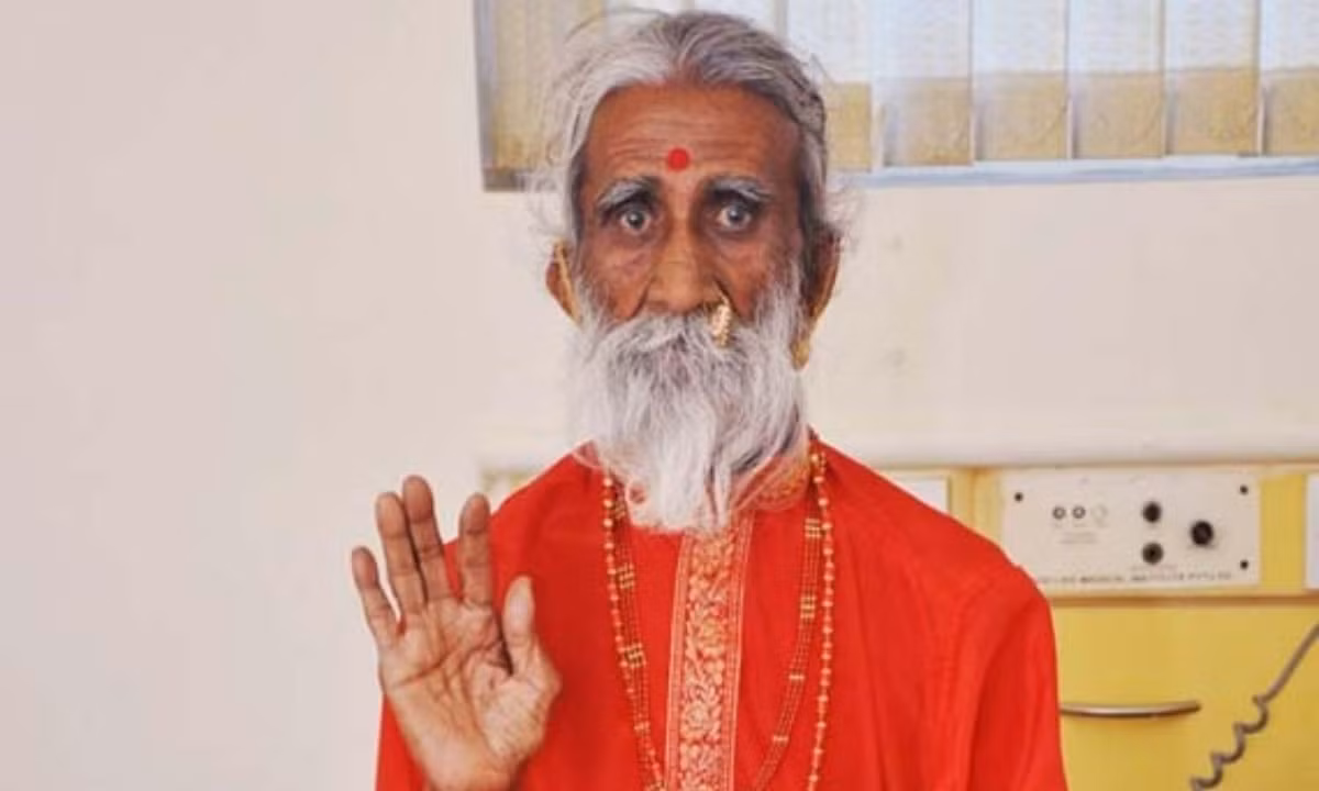11. Người thực hành yoga sống mà không cần gì: một người đàn ông Ấn Độ có tên là Prader Jani, đã ròng rã 68 năm không cần ăn bất cứ thức ăn hay thức uống nào, cũng không phải đi vệ sinh. Hiện nay các nhà khoa học vẫn không thể giải thích nổi hiện tượng này. (Nguồn: tinhhoa.net) 