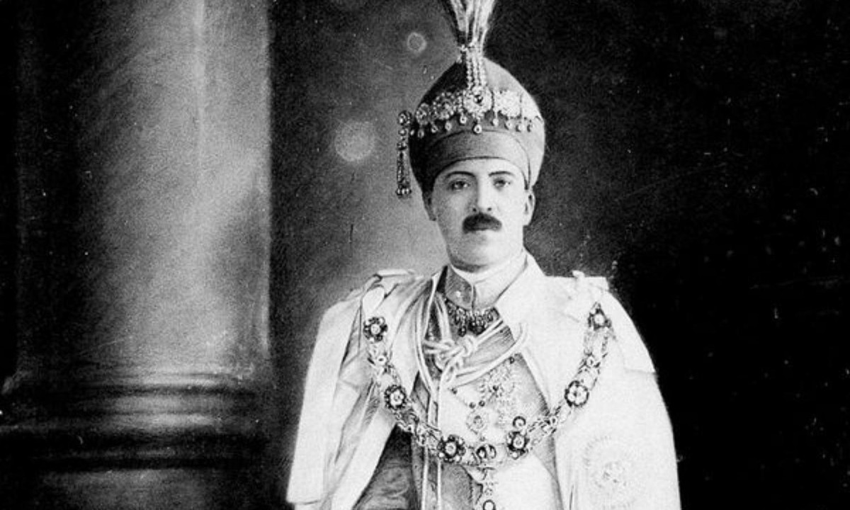 3. Kho báu của Mir Osman Ali: trị vì Hyderabad trong 37 năm, khi còn sống, ông sở hữu một lượng vàng ước tính hơn 100 tỷ USD. Khối tài sản khổng lồ này chưa từng được nhắc lại sau khi ông chết. Họ tin rằng, nó vẫn còn năm đâu đó trong căn hầm dưới đất của vua Kothi, tại Hyderabad nơi Nizam sống phần lớn cuộc đời mình. (Nguồn: wikipedia.org) 