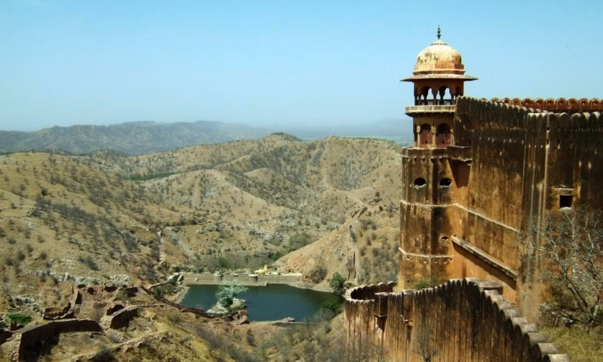 5. Kho báu hoàng gia ở pháo đài Jaigarh: có tin đồn rằng vua Man Singh cất giấu kho báu của mình trong pháo đài sau khi giành thắng lợi trong một cuộc chiến ở Afghanistan. Bí ẩn về pháo đài Jaigarh cho đến bây giờ vẫn được đề cập trong 2 tác phẩm “Gayatri Devi” và “A Princess Remembers”. (Nguồn: wikipedia.org) 