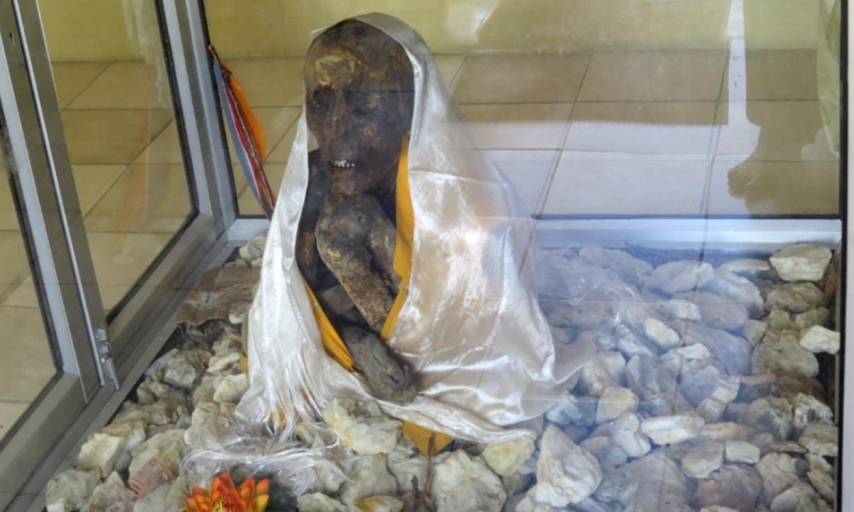 4. Xác ướp 500 năm tuổi của Đức Đạt lai Lạt ma Tenzin: Sau khi tìm thấy xác ướp còn nguyên vẹn với cả phần da khô đi, tóc vẫn còn nguyên trên đầu, răng, móng tay còn đầy đủ… Cách ướp xác kỳ bí này đã làm khó các nhà khoa học. (Nguồn: tinhhoa.net)