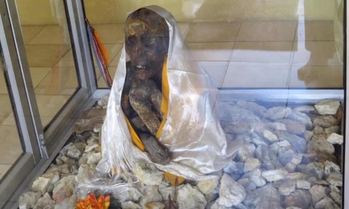 4. Xác ướp 500 năm tuổi của Đức Đạt lai Lạt ma Tenzin: Sau khi tìm thấy xác ướp còn nguyên vẹn với cả phần da khô đi, tóc vẫn còn nguyên trên đầu, răng, móng tay còn đầy đủ… Cách ướp xác kỳ bí này đã làm khó các nhà khoa học. (Nguồn: tinhhoa.net)