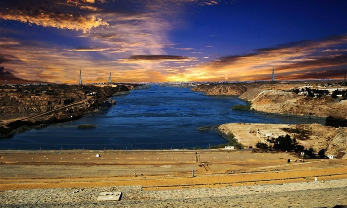 Người vợ xót thương lặng đi tìm lại những mãnh vụn thi thể của chồng quấn trong lớp vải giấu dưới lòng sông Nile. Osiris bất ngờ phục sinh sau 70 ngày, cũng nhờ dòng nước sông Nile chảy len khắp lớp vải thấm vào từng mảnh thịt vỡ. (Nguồn: Migola Travel) 