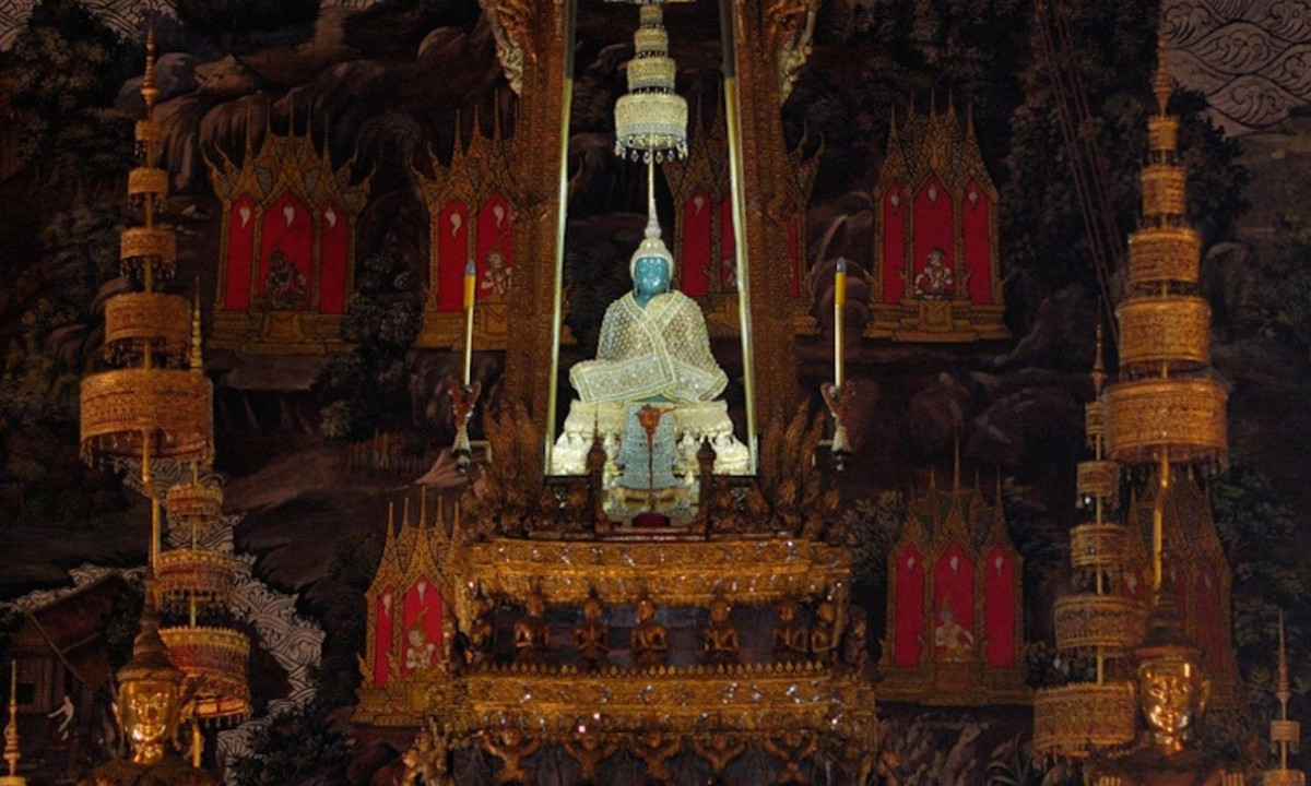 2. Đền Phật Ngọc: một trong những bức tượng Phật lâu đời nhất và nổi tiếng nhất trên thế giới. Theo truyền thuyết, Phật ngọc được tạo ra ở Ấn Độ năm 43 trước Công nguyên tại thành phố Pataliputra, tại đây bức tượng đã được 300 năm tuổi. (Nguồn: phatgiao.org)