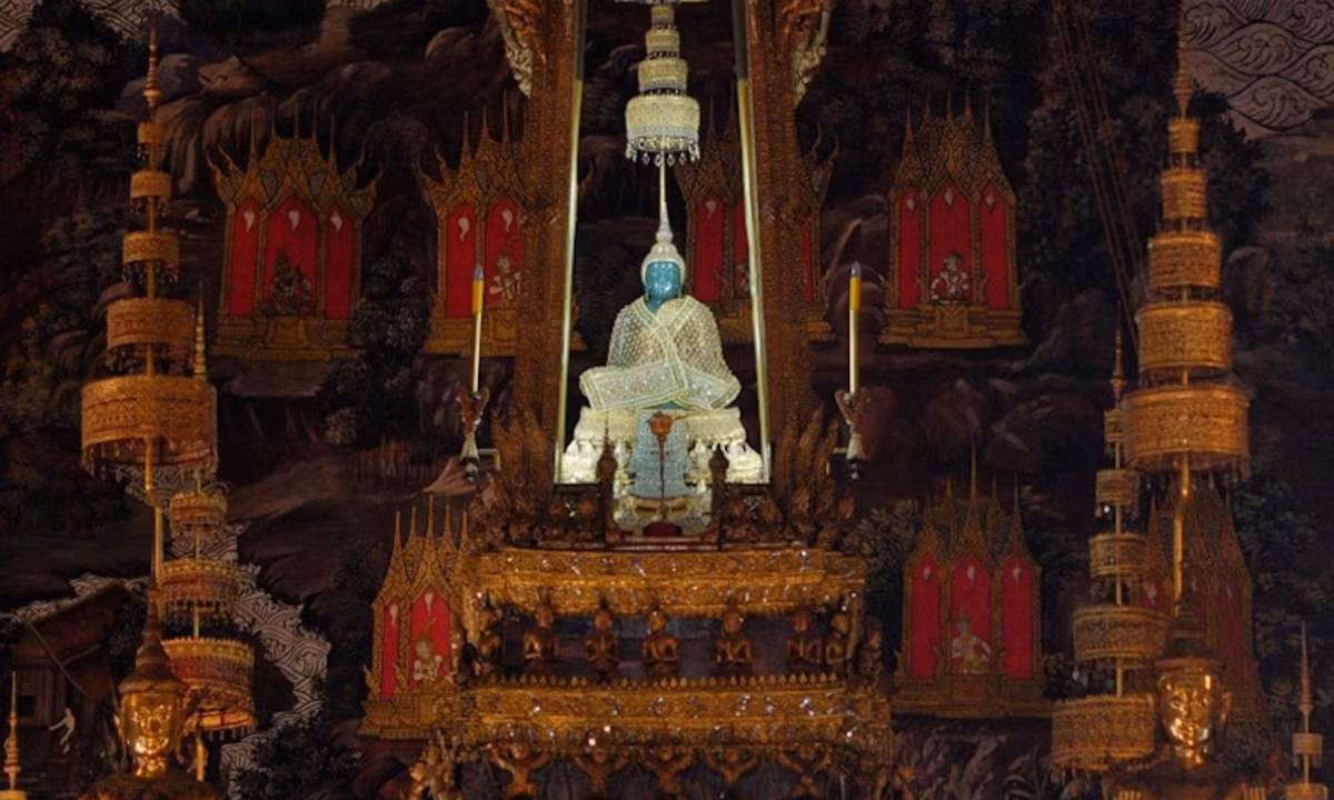 2. Đền Phật Ngọc: một trong những bức tượng Phật lâu đời nhất và nổi tiếng nhất trên thế giới. Theo truyền thuyết, Phật ngọc được tạo ra ở Ấn Độ năm 43 trước Công nguyên tại thành phố Pataliputra, tại đây bức tượng đã được 300 năm tuổi. (Nguồn: phatgiao.org)