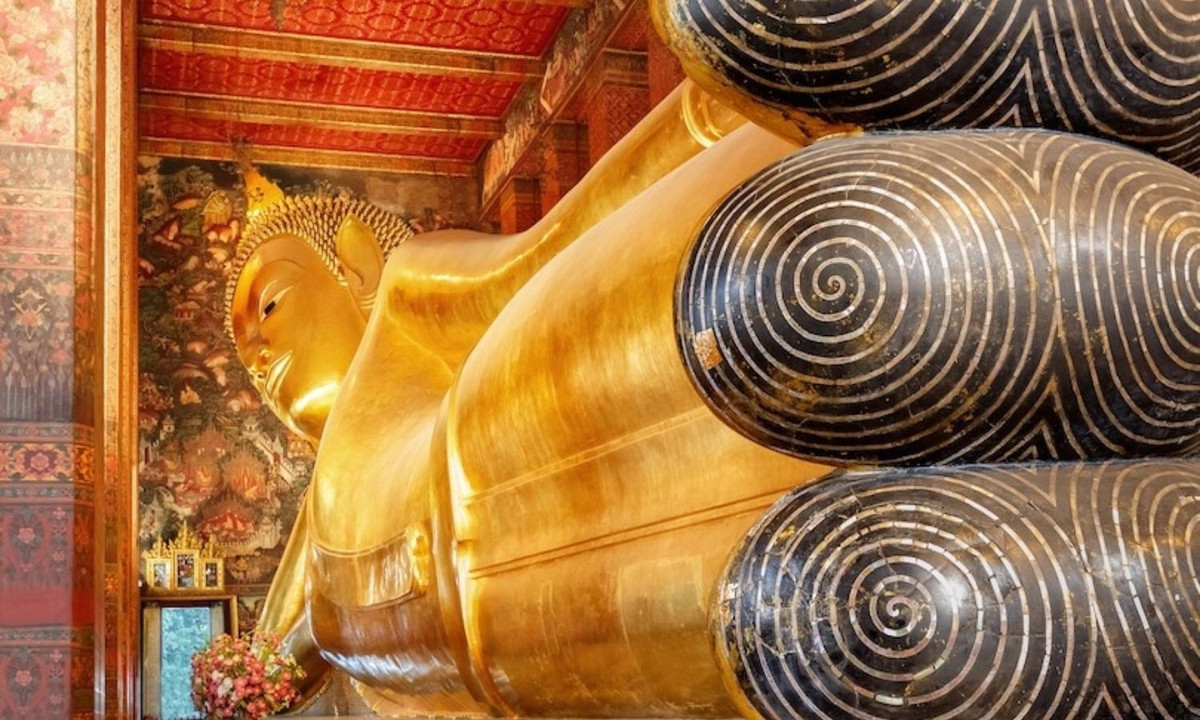 4. Đền thờ Phật Nằm: nằm ở Bangkok, đền Wat Pho nổi tiếng có bức tượng Phật nằm khổng lồ. Đây là một trong những ngôi đền lớn nhất ở Bangkok và cũng là một trong những ngôi chùa cổ nhất, được xây dựng gần 200 năm trước khi Bangkok trở thành thủ đô của Thái Lan. (Nguồn: phatgiao.org)