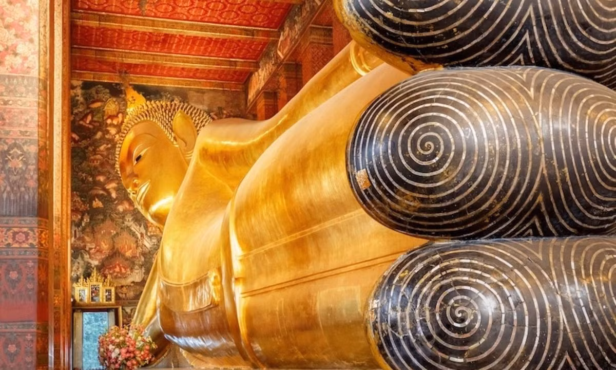 4. Đền thờ Phật Nằm: nằm ở Bangkok, đền Wat Pho nổi tiếng có bức tượng Phật nằm khổng lồ. Đây là một trong những ngôi đền lớn nhất ở Bangkok và cũng là một trong những ngôi chùa cổ nhất, được xây dựng gần 200 năm trước khi Bangkok trở thành thủ đô của Thái Lan. (Nguồn: phatgiao.org)