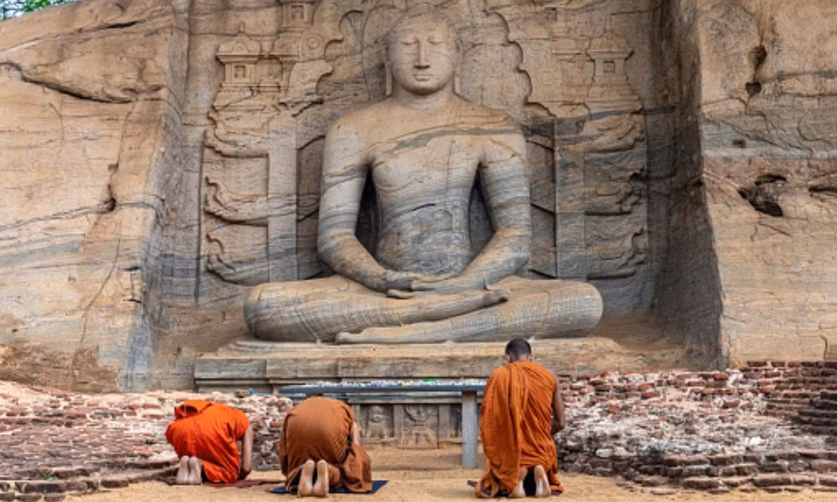 6. Đền đá Gal Viharaya: nằm ở thị trấn Polonnaruwa, là khu vực lưu giữ một trong những tượng Phật ngoạn mục nhất thế giới – tiêu biểu là ngôi đền đá Gal Viharaya. Điểm thu hút chính của ngôi đền là 4 bức tượng Phật lớn được chạm khắc vào mặt của một tảng đá granit. (Nguồn: iStock) 