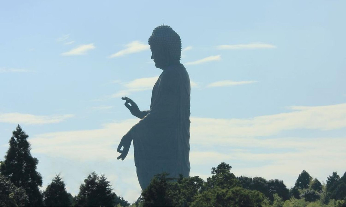 5. Tượng Ushiku Daibutsu: nằm ở thành phố Ushiku, Nhật Bản. Bức tượng được xây xong năm 1995, là một trong những bức tượng cao nhất thế giới. Bức tượng bằng đồng, tạc Đức Phật A Di Đà, còn được gọi là Ushiku Arcadia. (Nguồn: Yeudulich)