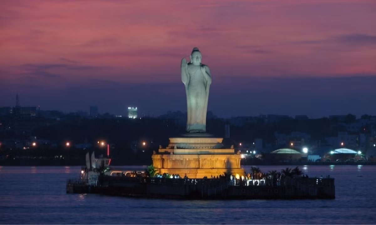 10. Tượng Phật Hussain Sagar: bức tượng Phật nằm giữa hồ nước nhân tạo ở thành phố Hyderabad, là một trong những bức tượng Phật nổi tiếng nhất Ấn Độ. Bức tượng cao 17 m (56 ft) và nặng 320 tấn. Đó là bức tượng đá nguyên khối lớn nhất ở Ấn Độ được điêu khắc bởi một nhóm nghệ nhân. (Nguồn: giacngo.vn).