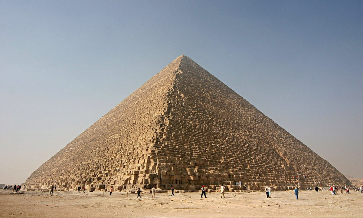 Việc xác định người đã xây dựng chúng được gọi là "một trong những phát hiện khảo cổ quan trọng nhất trong 100 năm qua". Trong một cuộc khai quật xung quanh các kim tự tháp Giza, một máy đào đã va phải một khối lớn, là bức tường của một tòa nhà. (Nguồn: Wikipedia Tiếng việt)