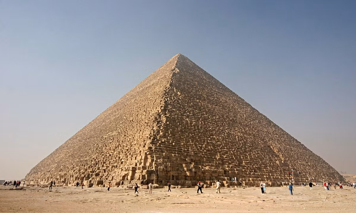 Việc xác định người đã xây dựng chúng được gọi là "một trong những phát hiện khảo cổ quan trọng nhất trong 100 năm qua". Trong một cuộc khai quật xung quanh các kim tự tháp Giza, một máy đào đã va phải một khối lớn, là bức tường của một tòa nhà. (Nguồn: Wikipedia Tiếng việt)