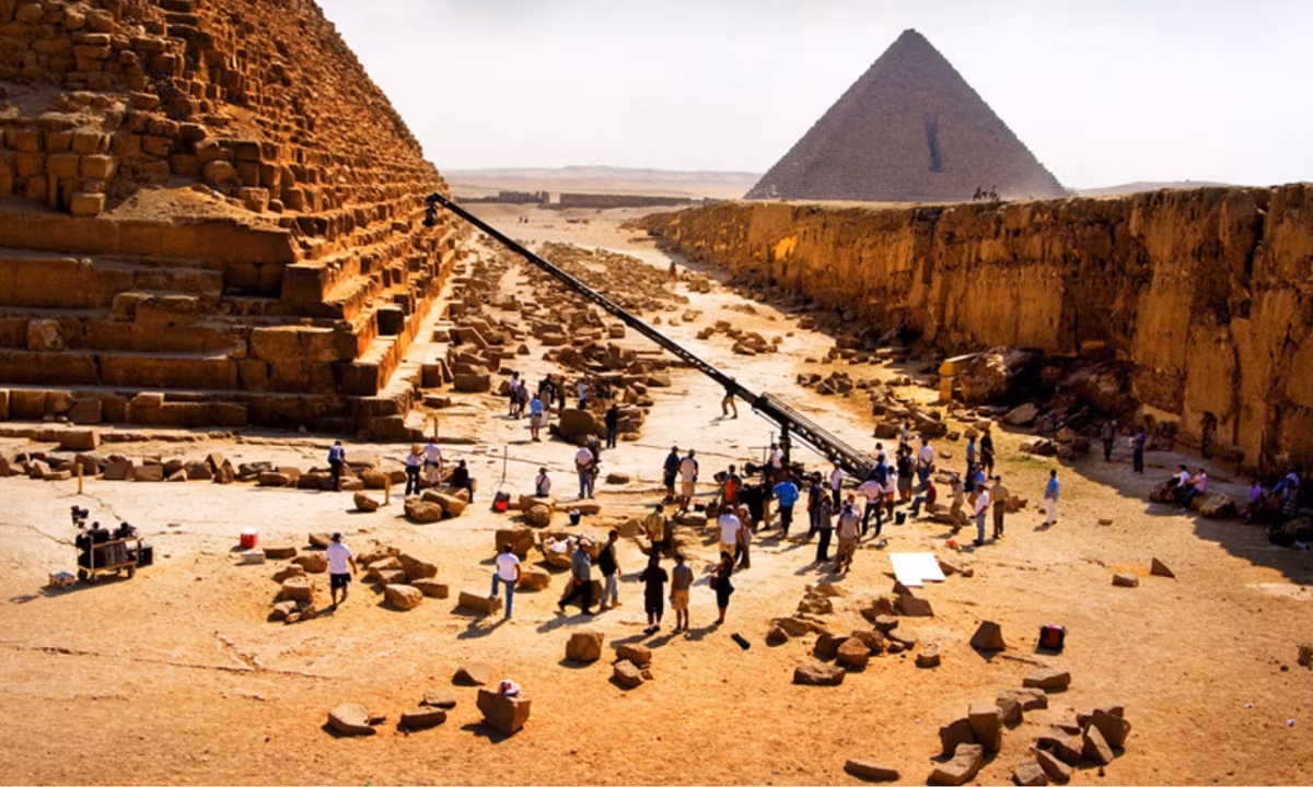 Xương trong các ngôi mộ sau đó được chuyển đến Trường Đại học Y khoa Cairo, nơi có nhiều khám phá đột phá hơn. Trong số tất cả các bộ xương, 50% của nam, 50% của nữ và 23,6% thuộc về trẻ em (thậm chí trẻ một tuổi). Điều đó nói lên rằng cả gia đình công nhân xây dựng sống xung quanh các kim tự tháp. Phân tích DNA đã xác nhận lý thuyết đó. (Nguồn: Vnwriter)