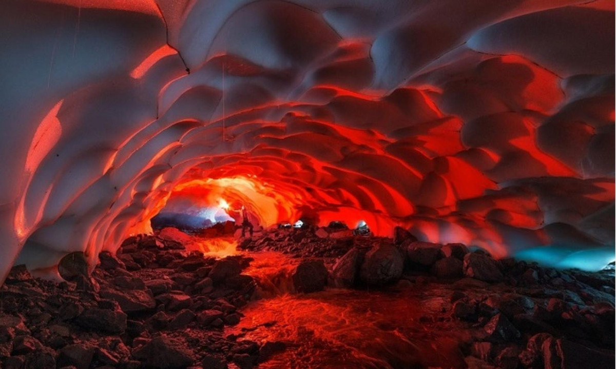 4. Hang động băng gần núi lửa Mutnovsky, Nga: là một trong những hang động "có một không hai", vì nó gần như mang đến sự kết hợp của lửa và băng ở vị trí liền kề nhau. (Nguồn: luhanhvietnam.com)