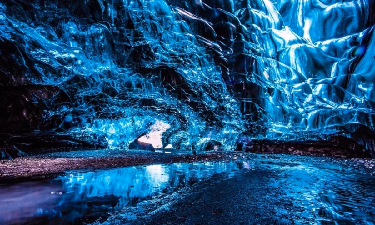 3. Hang động Vatnajokull Glacier, Iceland: nằm trong sông băng Vatnajokull của Iceland, sông băng lớn nhất ở châu u. Những hang động như thế này hình thành do nước băng tan chảy, nhưng chúng có thể nguy hiểm vì các sông băng liên tục vỡ và thay đổi. (Nguồn: luhanhvietnam.com)