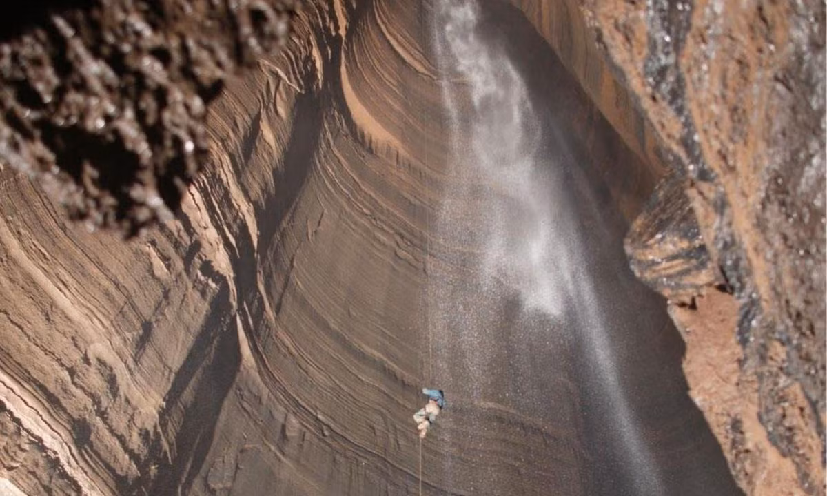 7. Hang động Ellison, Hoa Kỳ: hang động đẹp nhất thế giới này nổi tiếng về độ sâu, là hang động sâu thứ 12 ở Mỹ, kéo dài khoảng 12 dặm chiều dài với tổng độ cao thẳng đứng là 1.063 feet.