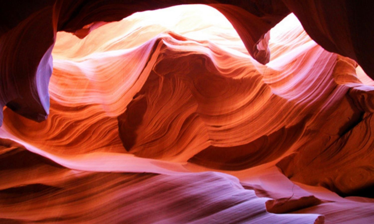 6. Antelope Canyon, Mỹ: có thể coi Antelope Canyon giống như một thánh đường sôi động dưới lòng đất, nơi mỗi bước chân đều lộ ra một khung cảnh độc đáo có độ sâu tương phản tinh tế và rực rỡ.