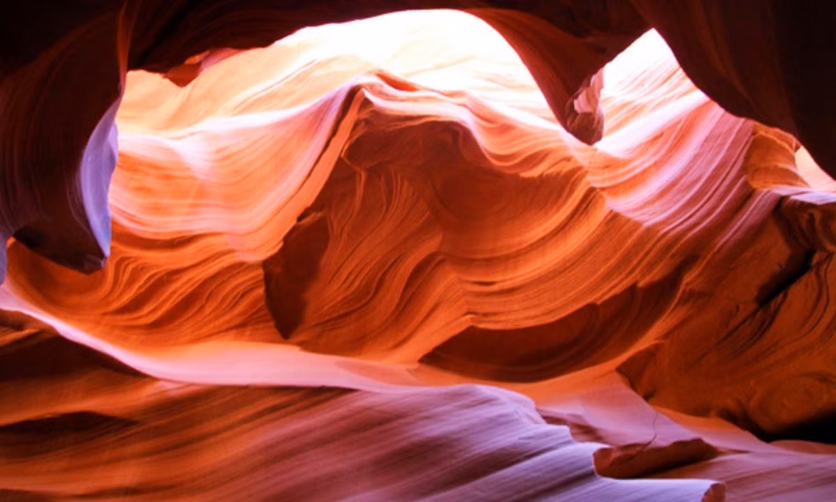 6. Antelope Canyon, Mỹ: có thể coi Antelope Canyon giống như một thánh đường sôi động dưới lòng đất, nơi mỗi bước chân đều lộ ra một khung cảnh độc đáo có độ sâu tương phản tinh tế và rực rỡ.