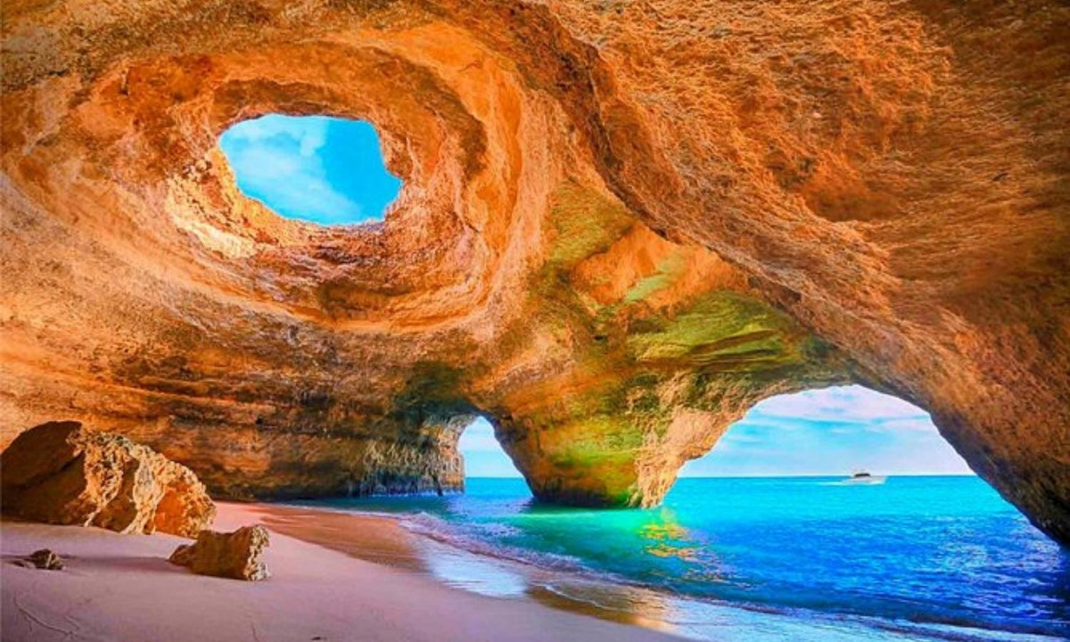 2. Hang động ở Algarve, Bồ Đào Nha: hang động đẹp nhất thế giới này được hình thành do xói mòn trong suốt 20 triệu năm. Điều khiến nó trở nên phổ biến là giếng trời tự nhiên, được tạo ra bởi lượng mưa, xuyên qua đỉnh của nó, cho phép nhiều ánh sáng mặt trời chiếu vào. (Nguồn: Mira Tran)