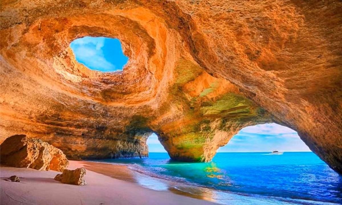 2. Hang động ở Algarve, Bồ Đào Nha: hang động đẹp nhất thế giới này được hình thành do xói mòn trong suốt 20 triệu năm. Điều khiến nó trở nên phổ biến là giếng trời tự nhiên, được tạo ra bởi lượng mưa, xuyên qua đỉnh của nó, cho phép nhiều ánh sáng mặt trời chiếu vào. (Nguồn: Mira Tran)