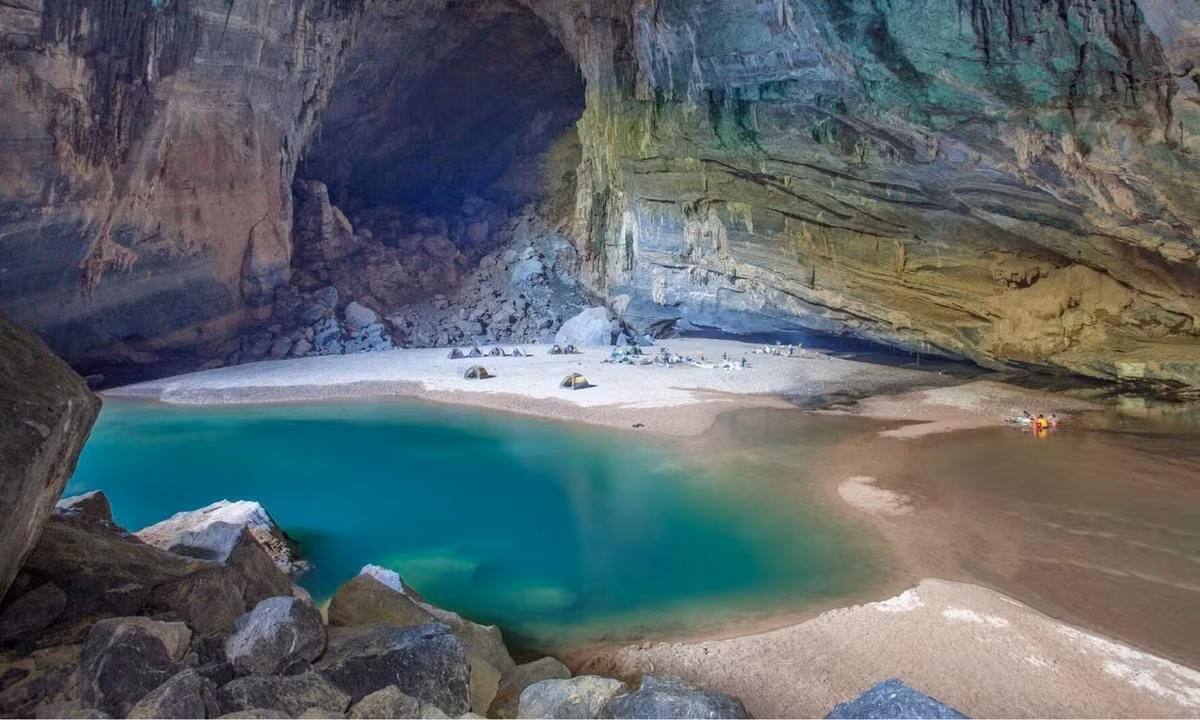 1. Hang Son Doong, Việt Nam: là hang động lớn nhất trên thế giới được biết đến cho đến nay. Nó chứa đầy vô số kỳ quan, bao gồm các hệ sinh thái biệt lập, hệ thống thời tiết và hình thành địa chất. (Nguồn: Global Open Tour) 