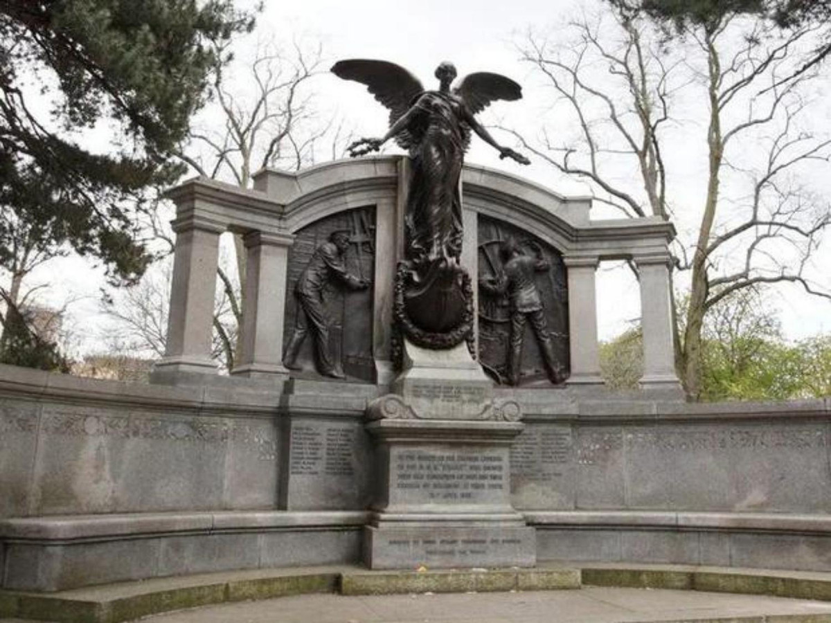 7. Mọi kỹ sư trên tàu Titanic đều thiệt mạng: các kỹ sư đã vô cùng nỗ lực, ở lại để giữ điện và máy bơm hoạt động trong khi tàu chìm cho đến khi con tàu hoàn toàn chìm xuống nước lạnh lẽo. Thảm thương, không một ai trong 25 kĩ sư sống sốt. (Nguồn: vov.vn)