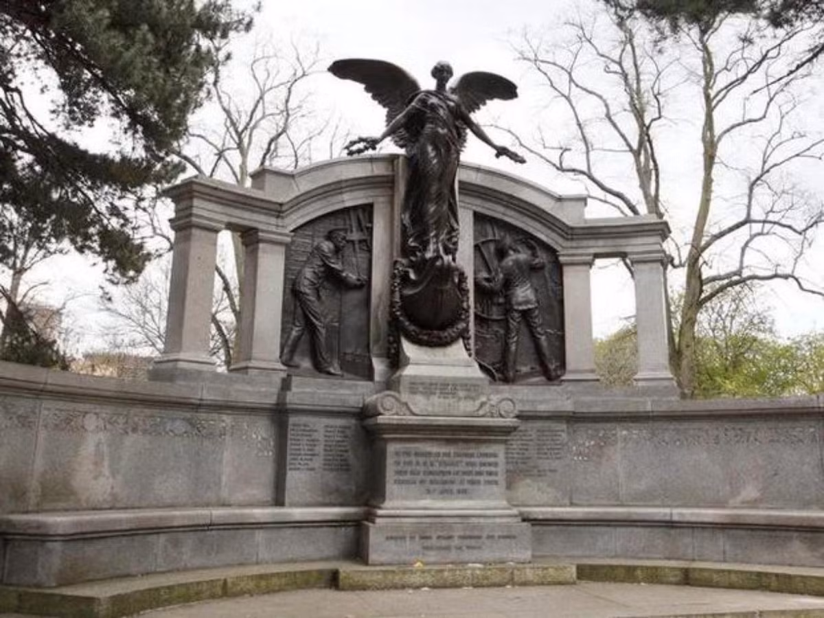 7. Mọi kỹ sư trên tàu Titanic đều thiệt mạng: các kỹ sư đã vô cùng nỗ lực, ở lại để giữ điện và máy bơm hoạt động trong khi tàu chìm cho đến khi con tàu hoàn toàn chìm xuống nước lạnh lẽo. Thảm thương, không một ai trong 25 kĩ sư sống sốt. (Nguồn: vov.vn)