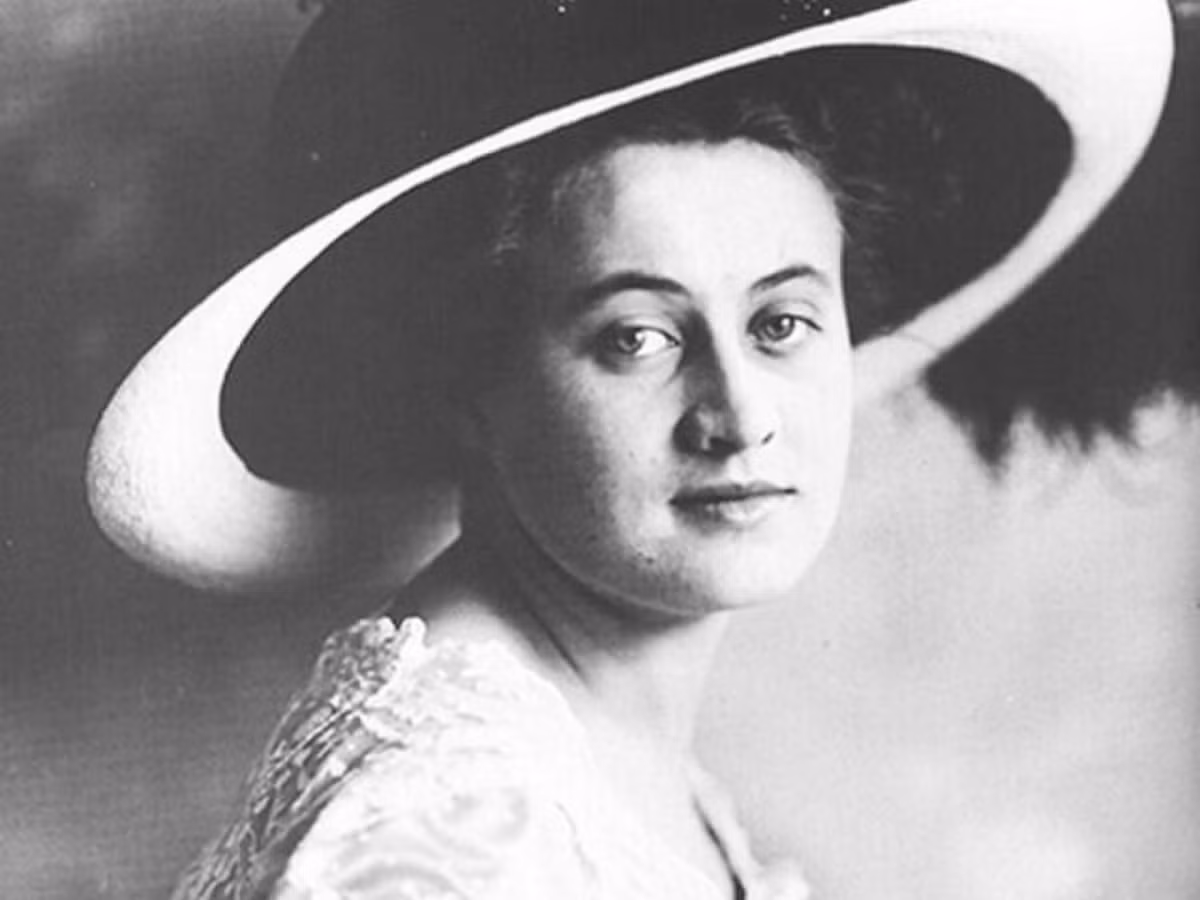 3. Một người sống sót đã đóng phim về chính thảm kịch này: nữ diễn viên Dorothy Gibson, một người sống sót trên tàu Titanic đã đóng vai chính của bộ phim "Saved From the Titanic" mô phỏng lại đúng thảm họa xảy ra. Trong phim, cô thậm chí còn mặc lại bộ đồ vào ngày thoát nạn. (Nguồn: wikipedia.org)