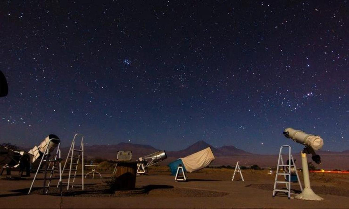 Ngoài ra, sa mạc Atacama cũng là một trong những nơi lý tưởng để nhân loại quan sát bầu trời đêm. Bởi nó có độ cao và diện tích rộng rất thuận lợi cho việc ngắm sao. Atacama cũng là nơi đặt một trong những kính viễn vọng lớn nhất trên thế giới. (Nguồn: Zing)