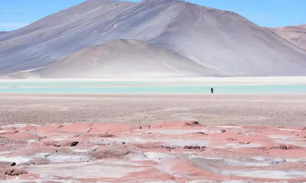 Dù sa mạc Atacama có những ngọn núi cao tới 6.885m nhưng chúng không hề có băng tuyết. Trong suốt thời kỳ băng hà, băng tuyết không hề tồn tại ở đây.