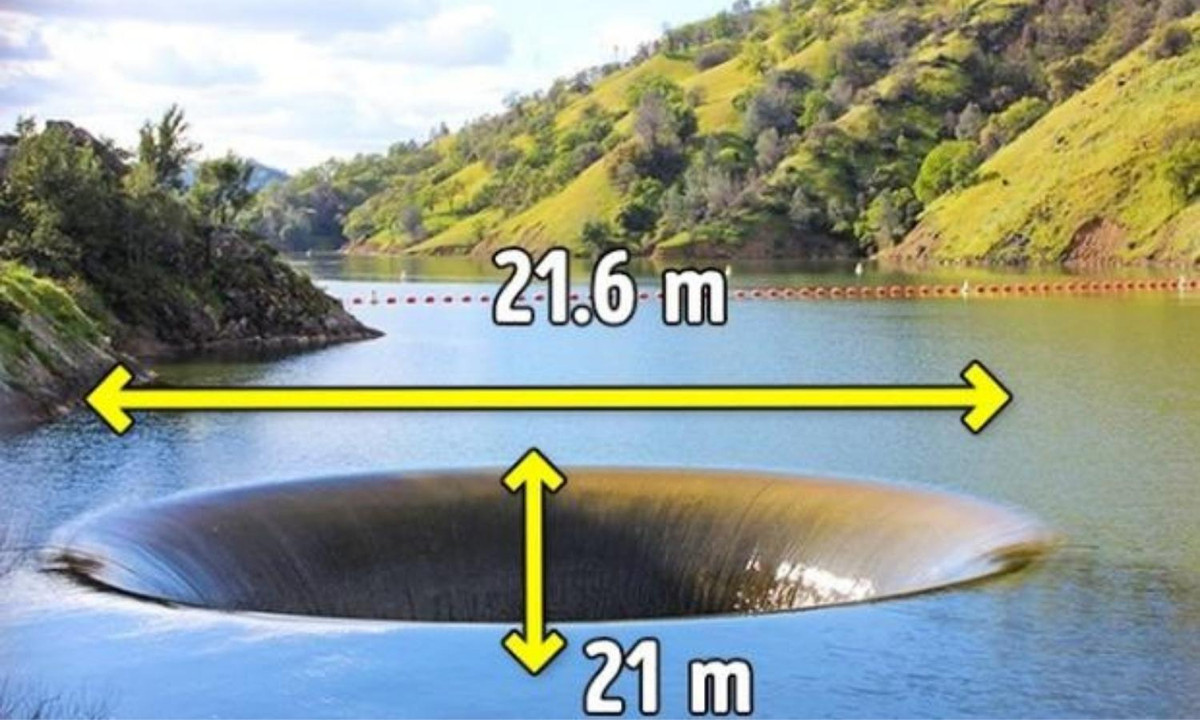 5. Chiếc hố vinh quang - Toronto: còn được gọi là hố bánh rán vòng do hình dáng kỳ dị của nó. Nằm gần con đập Monticello nổi tiếng, chiếc hố này hút lấy ánh nhìn của mọi người như thế nó đang hút thẳng vào tâm Trái đất, đồng thời nuốt chửng lấy một lượng nước khổng lồ từ mặt hồ gần đó. Ảnh: kenh14.vn.