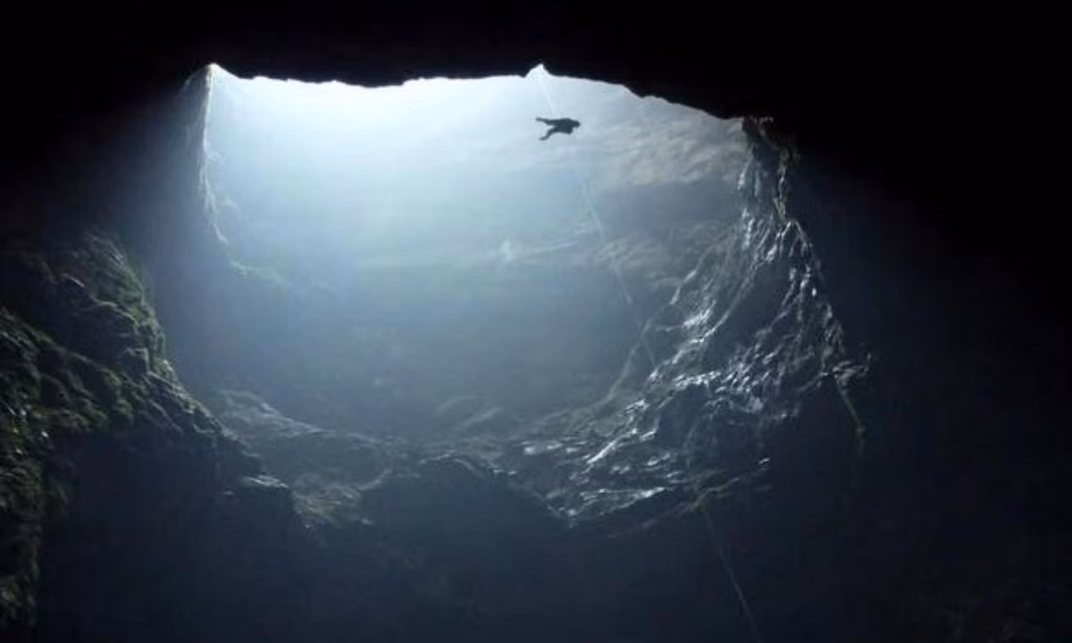 4. Hố Hardwood: trên thực tế, chiếc hố này giống như một cái hang nhiều hơn do kích cỡ ngoại hạng của mình so với những chiếc kể trên. Đường kính bề mặt hố lên tới 183m, sâu 357m, hố Hardwood cũng được công nhận là hang động sâu nhất thế giới tới thời điểm hiện tại. Ảnh: internet. 