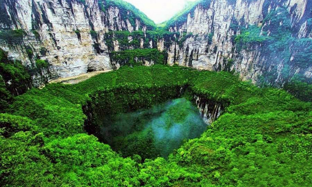 8. Hố Thiên đường ở Trung Quốc: còn được gọi với cái tên hố thiên đường, sâu tới 626m và được hình thành từ 120.000 năm về trước. Hố thiên đường chính là một trong những địa điểm thu hút khách du lịch mạo hiểm nhất Trung Quốc. Ảnh: dulichhaima.com.