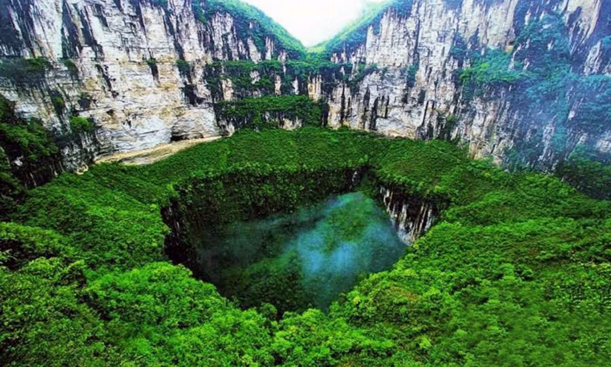 8. Hố Thiên đường ở Trung Quốc: còn được gọi với cái tên hố thiên đường, sâu tới 626m và được hình thành từ 120.000 năm về trước. Hố thiên đường chính là một trong những địa điểm thu hút khách du lịch mạo hiểm nhất Trung Quốc. Ảnh: dulichhaima.com.