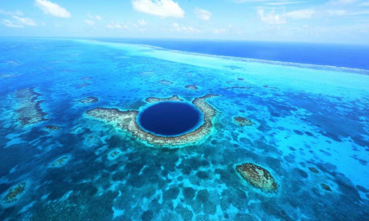 3. Hố Xanh vĩ đại: nằm chính giữa vùng Lighthouse Reef. Ảnh: hosteltur.com. 