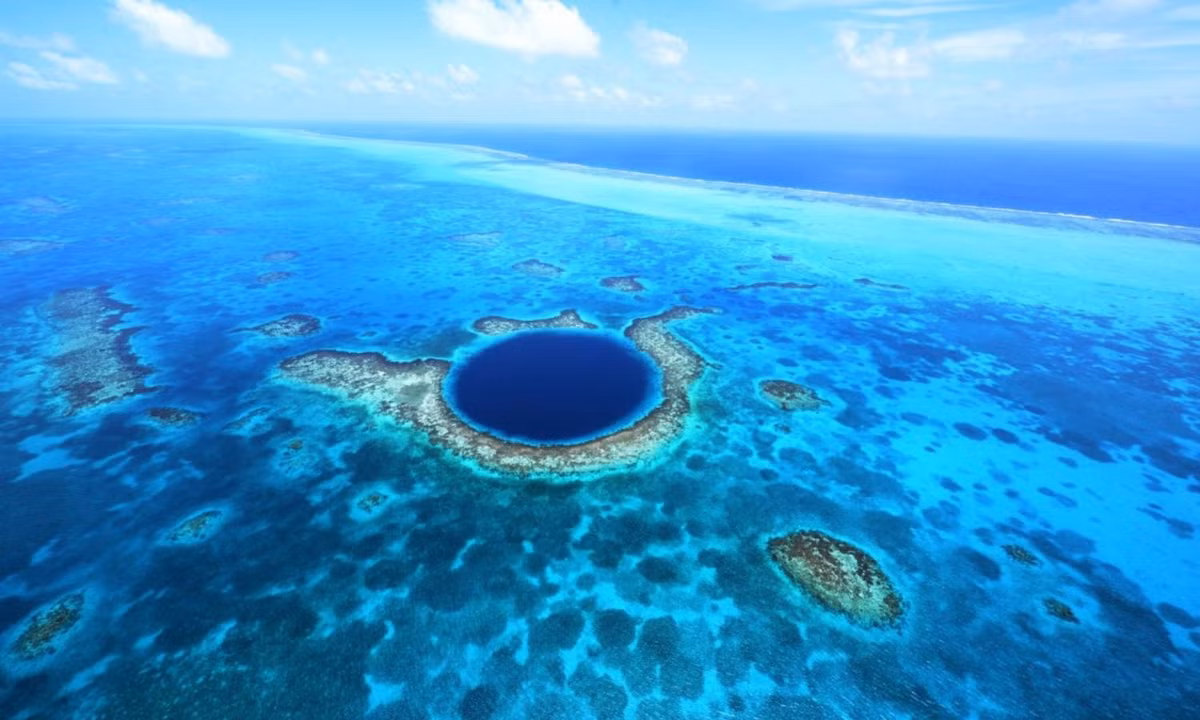 3. Hố Xanh vĩ đại: nằm chính giữa vùng Lighthouse Reef. Ảnh: hosteltur.com. 