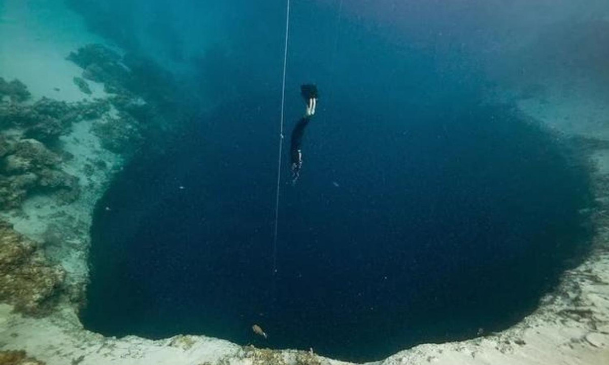 7. Hố Dean's blue ở Bahamas: nằm ở Bahamas và được cho là chiếc hố sâu nhất hành tinh, hố Dean's blue hiện đang được coi là một trong những địa điểm lặn tuyệt nhất thế giới. Ảnh: Internet.